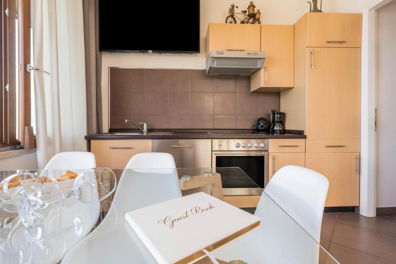 Residence La Mignon Oleandri Torri Del Benaco Eksteriør billede